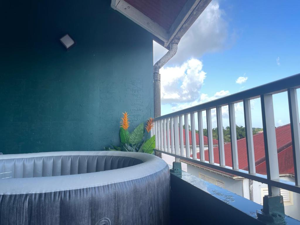 Un balcón o terraza en APPART SPA 20 MIN port croisière et aéroport