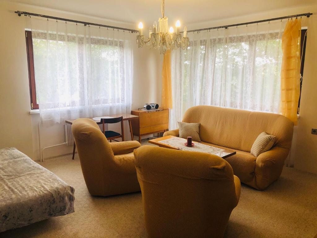 Posezení v ubytování Apartmány Zelená Hora s velkou zahradou