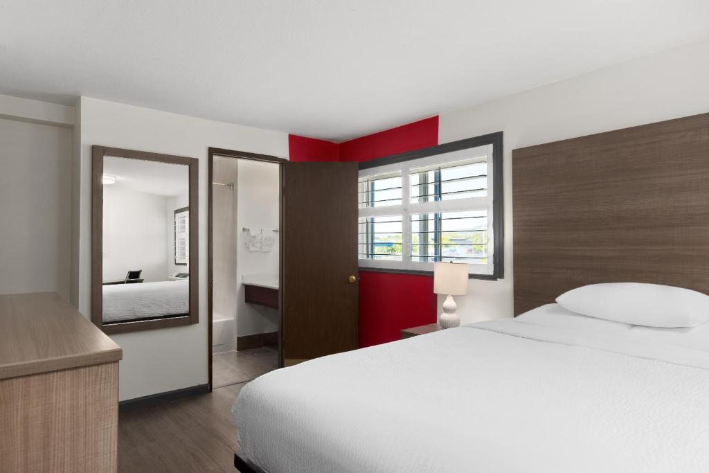 Ramada by Wyndham Medford Airport North photo