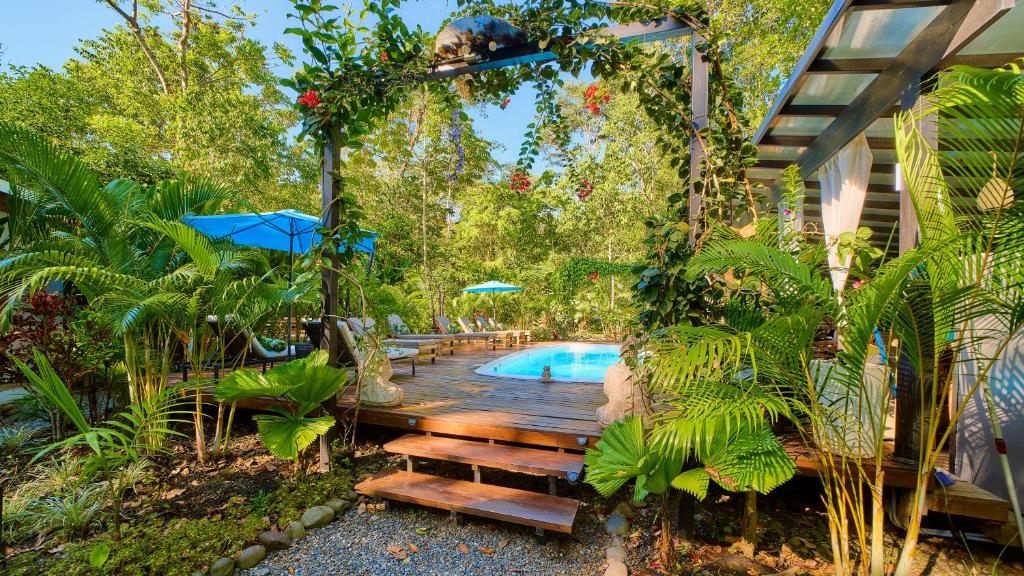 Zahrada ubytování Dragonfly Beachfront Villas-Adult Only