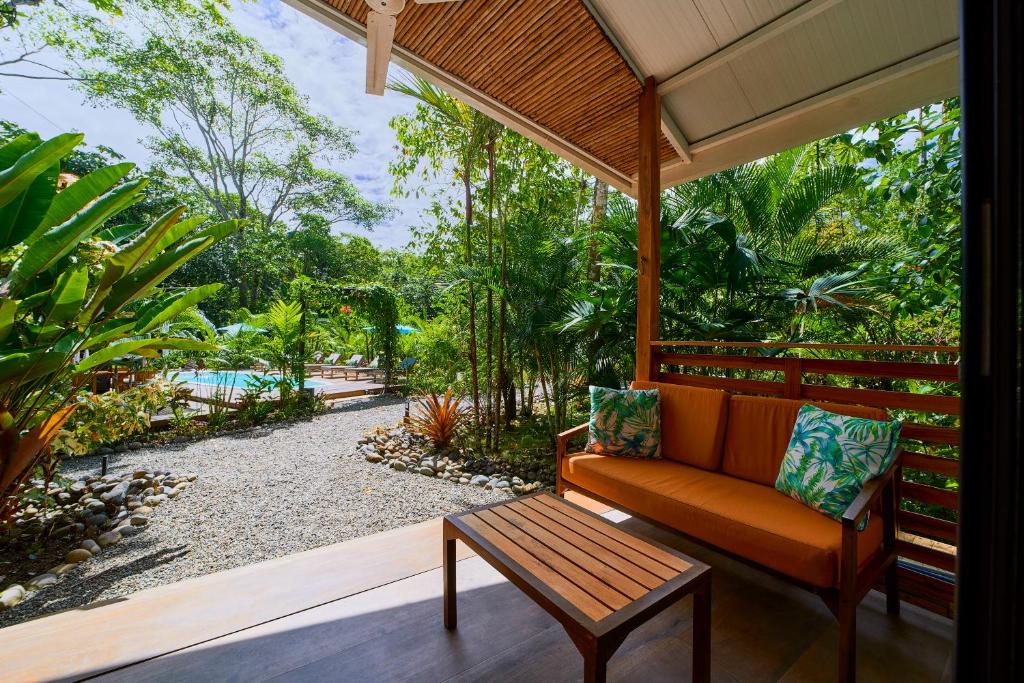 Zahrada ubytování Dragonfly Beachfront Villas-Adult Only