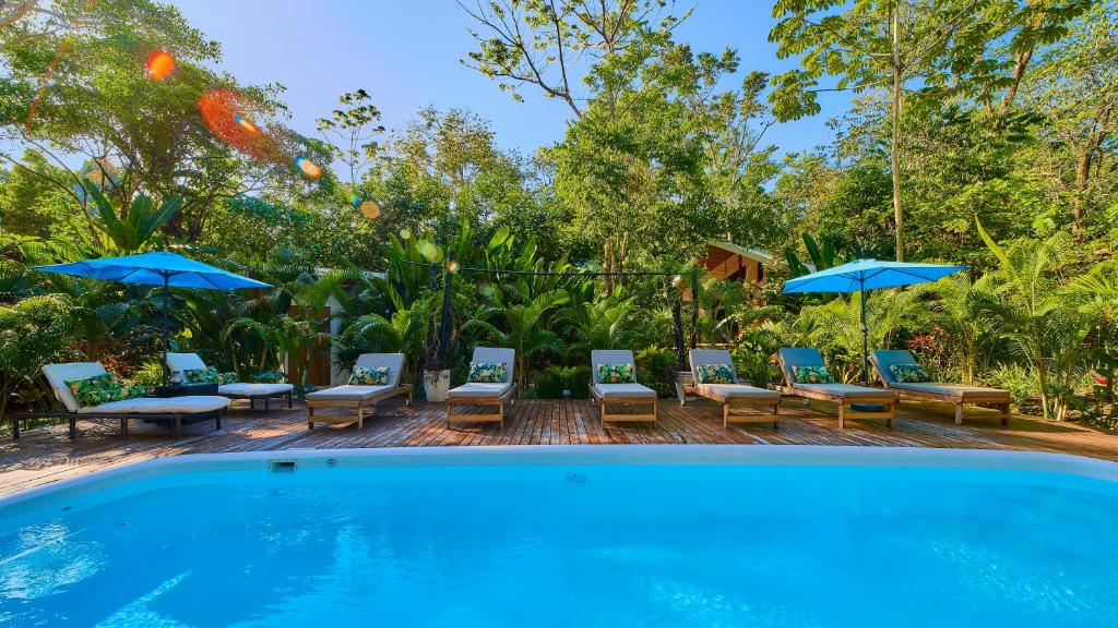 Bazén v ubytování Dragonfly Beachfront Villas-Adult Only nebo v jeho okolí
