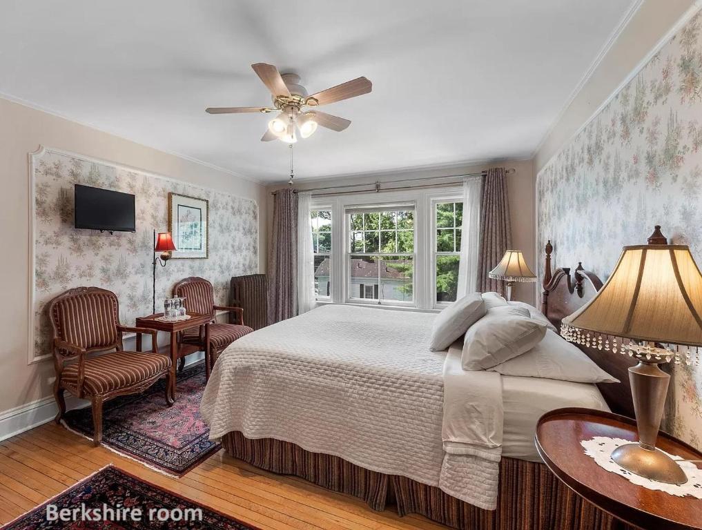 Wainwright Inn - Deluxe King Room