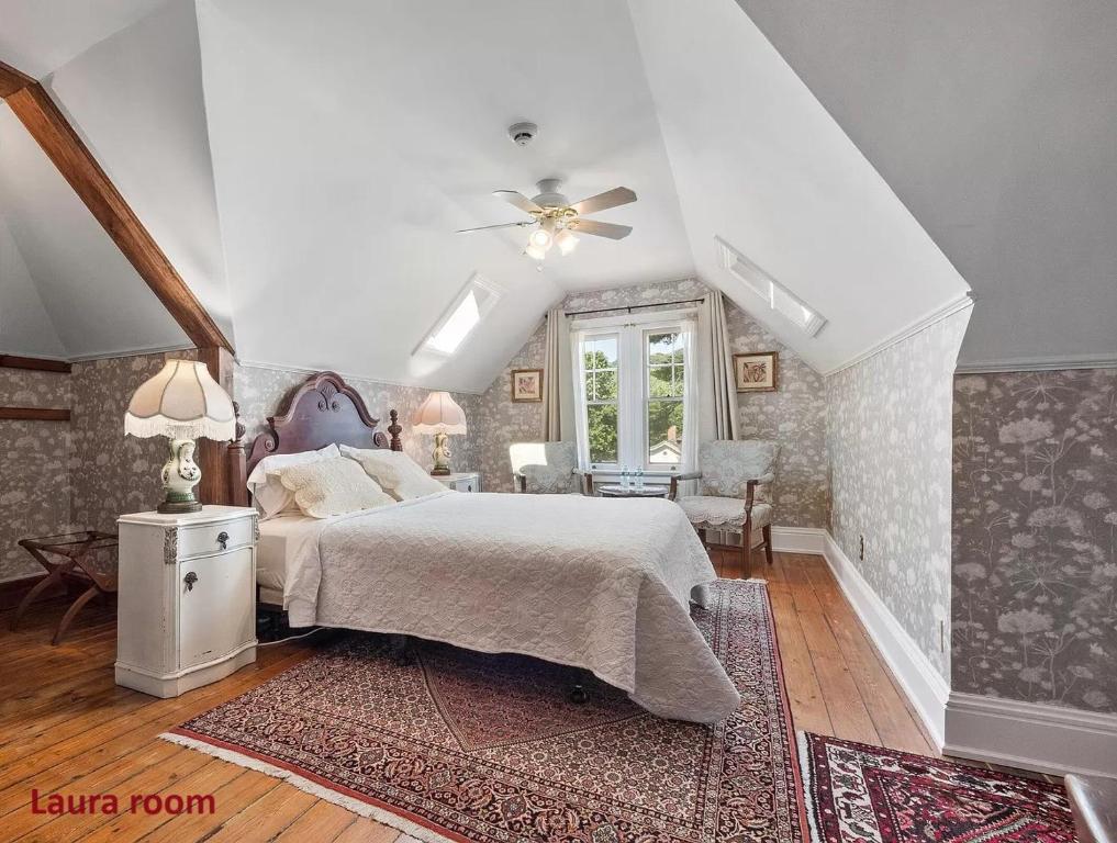 Wainwright Inn - Deluxe Queen Room