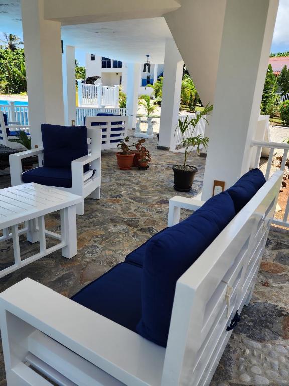 Balkón nebo terasa v ubytování Bella Villa room with large pool and close to beach