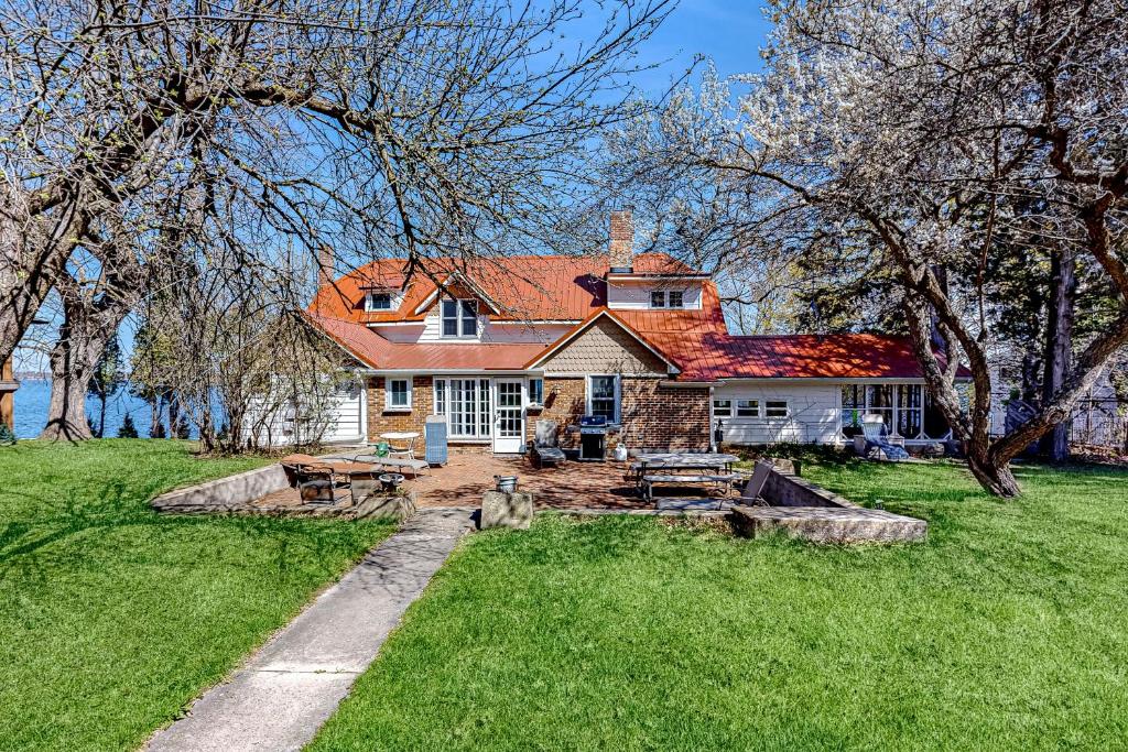 O grădină în afara Antique Lake Front Getaway- The Lake House