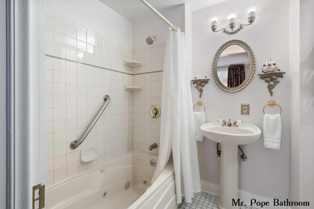 Wainwright Inn - Deluxe Queen Room