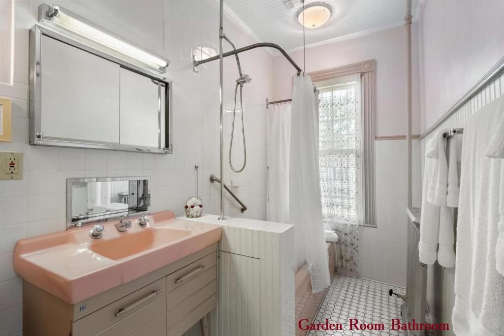 Wainwright Inn - Deluxe Queen Room