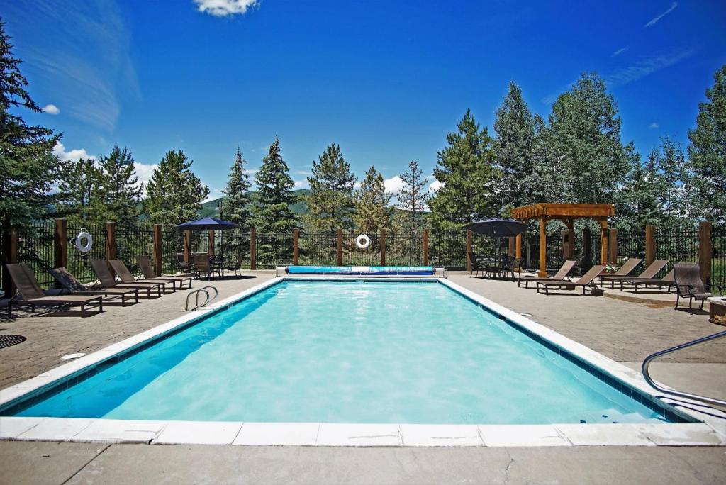 una grande piscina con sedie di Pools and Hot Tubs, Free Bus & Private Shuttle, Ground Floor a Steamboat Springs