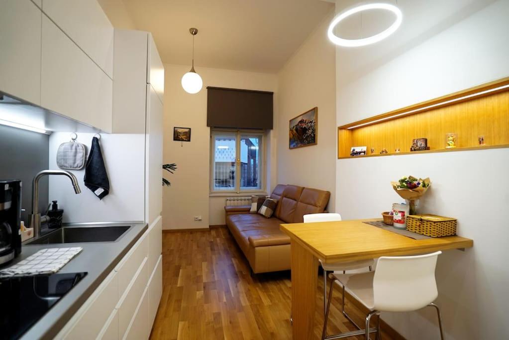 Kuchyňa alebo kuchynka v ubytovaní Cozy apartment with garage
