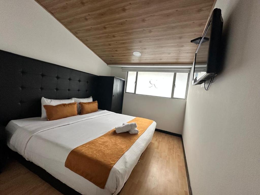 TV a/nebo společenská místnost v ubytování Hotel Embajada Bogota DC