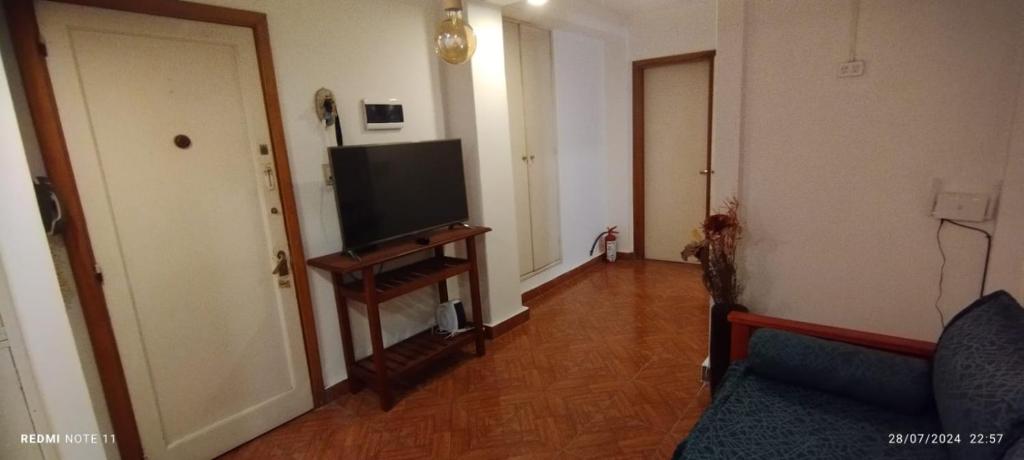 ein Wohnzimmer mit Flachbildfernseher und Couch in der Unterkunft Departamento Centrico Cordoba in Cordoba