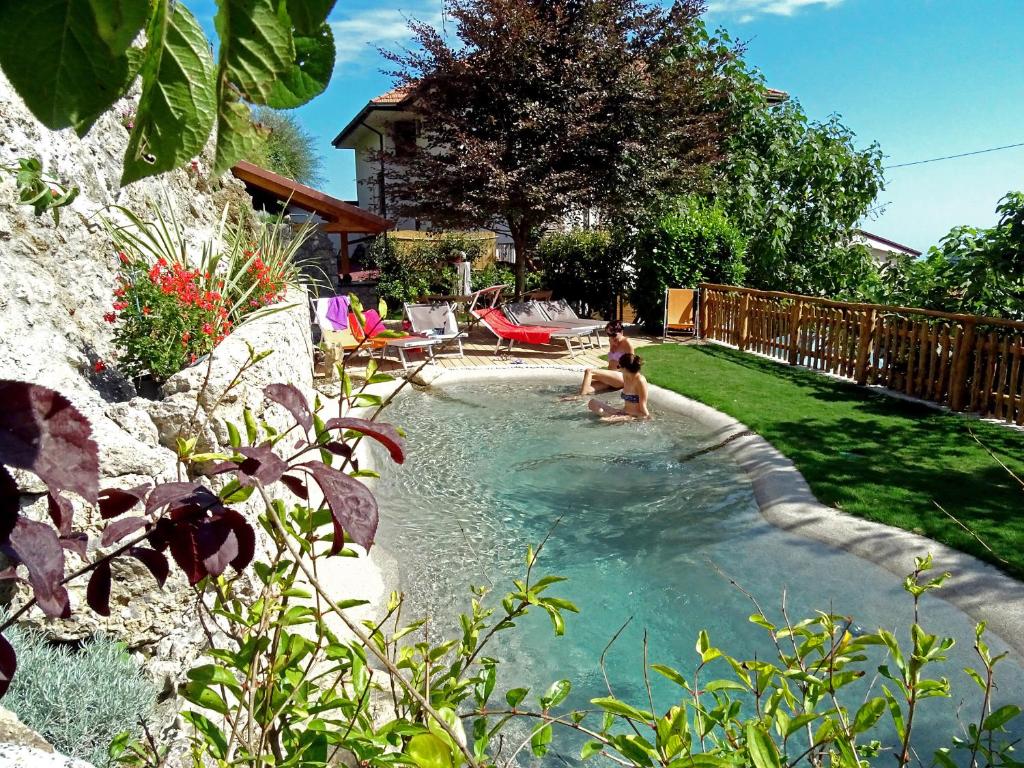 een vrouw in een zwembad in een tuin bij Agriturismo Nonno Tobia in Agerola
