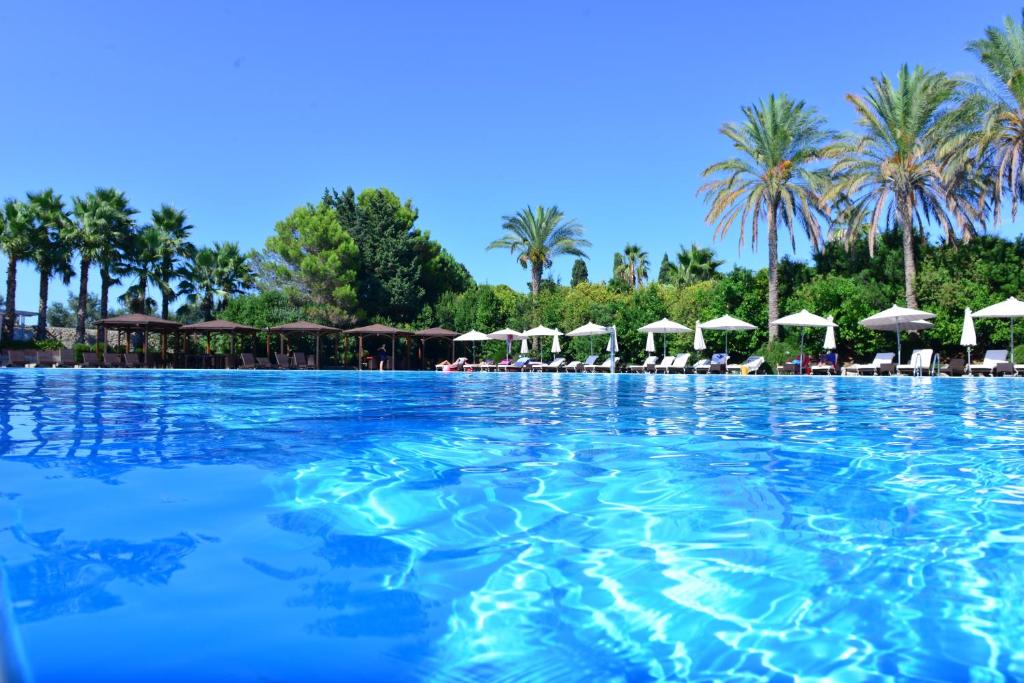 Bazén v ubytování Green Paradise Resort nebo v jeho okolí