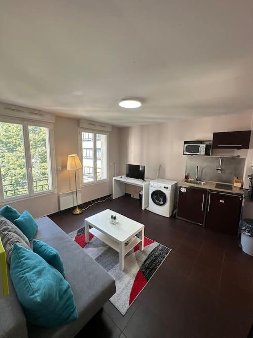 un salon avec un canapé et une table dans l'établissement Superbe appartement terrasse, à Paris