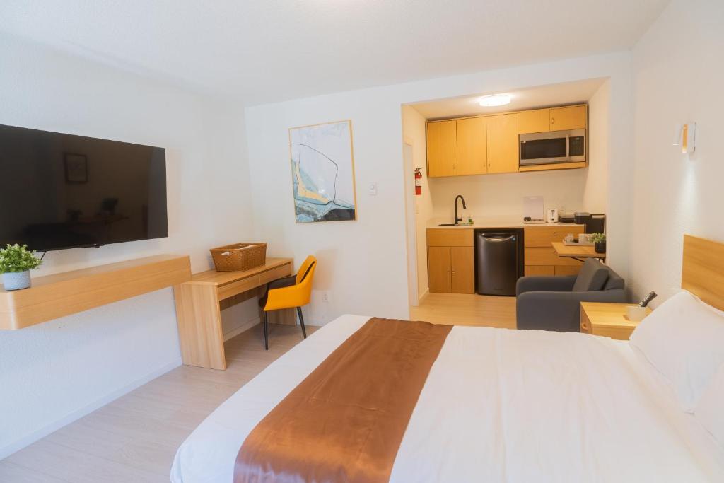 Kuchyň nebo kuchyňský kout v ubytování Inntowne Motel