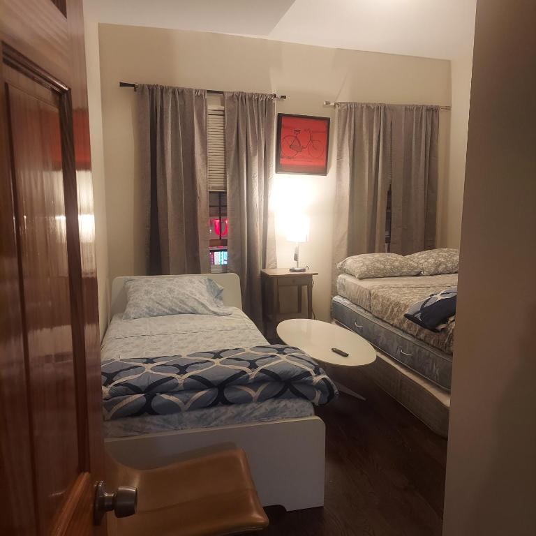 Postel nebo postele na pokoji v ubytování Double queen room 6 minutes walk to Penn station NYC EWR