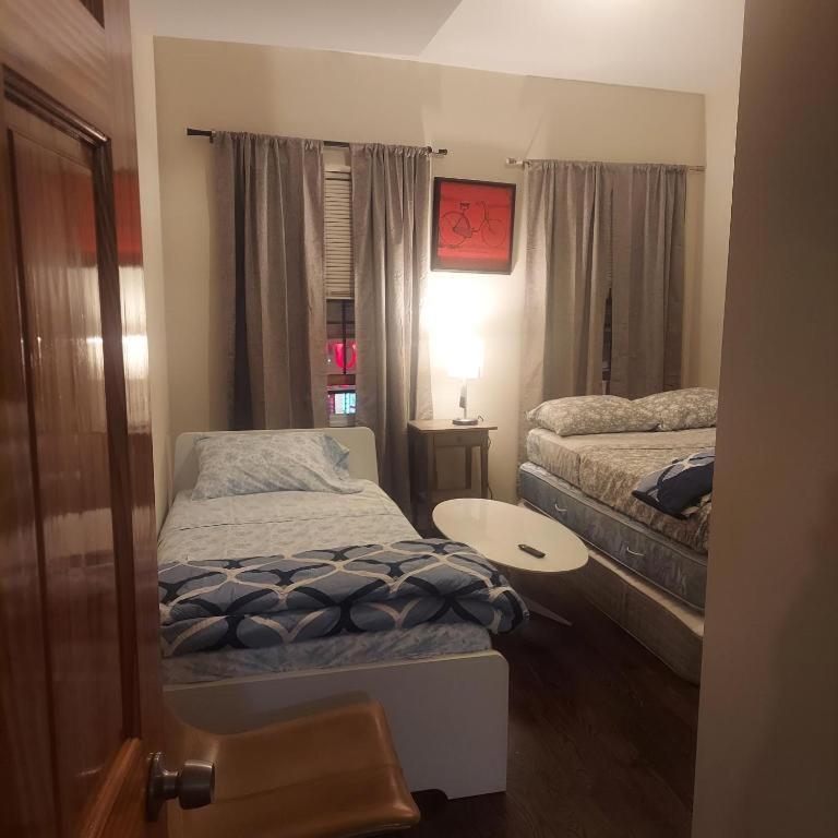 Postel nebo postele na pokoji v ubytování Double queen room 6 minutes walk to Penn station NYC EWR