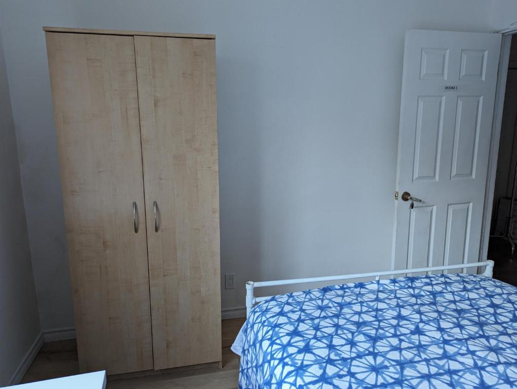 Postel nebo postele na pokoji v ubytování Harmony room near Metro Monk station with Self Check-in