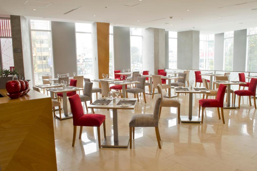 Posezení v ubytování Ramada Encore by Wyndham Lima San Isidro