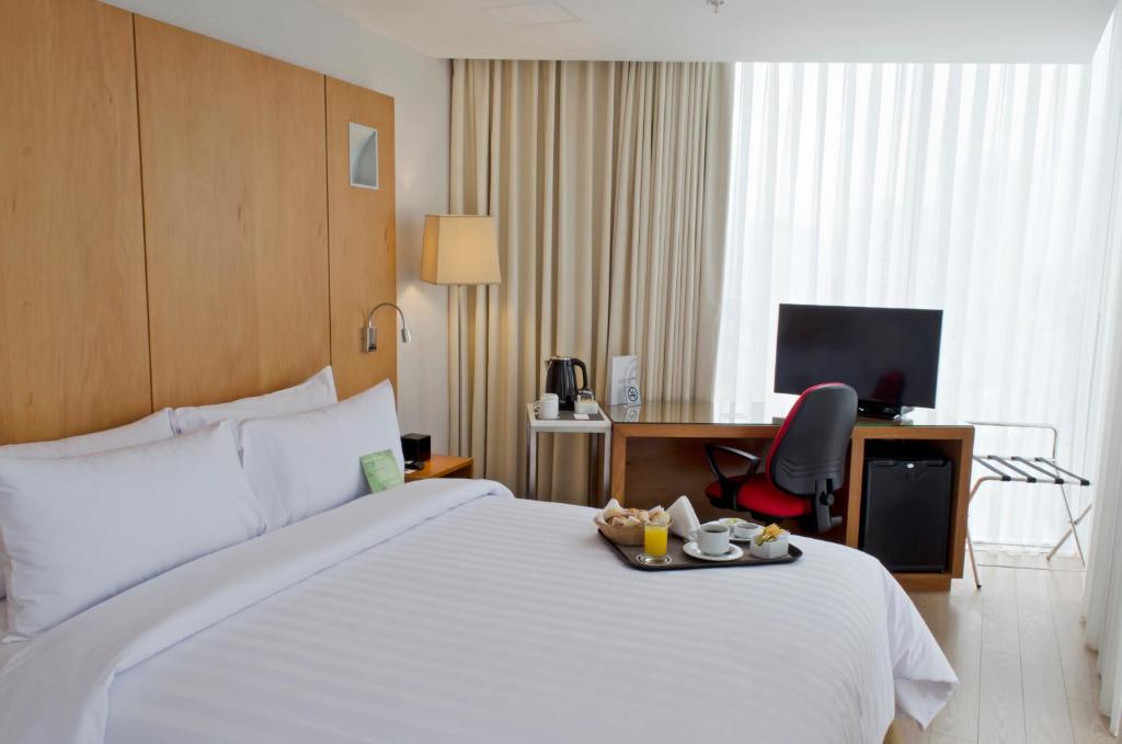 Postel nebo postele na pokoji v ubytování Ramada Encore by Wyndham Lima San Isidro