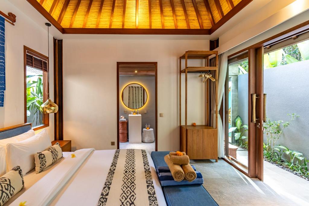 Postel nebo postele na pokoji v ubytování The Peacock Room Ubud