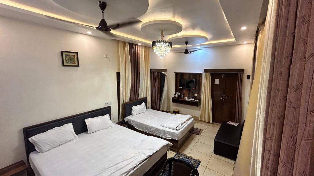 Postel nebo postele na pokoji v ubytování Kalash Guest House