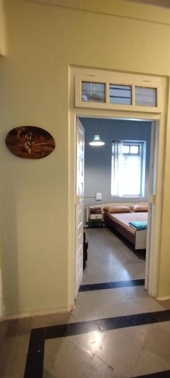 Postel nebo postele na pokoji v ubytování Madhav Bhavan Guest House