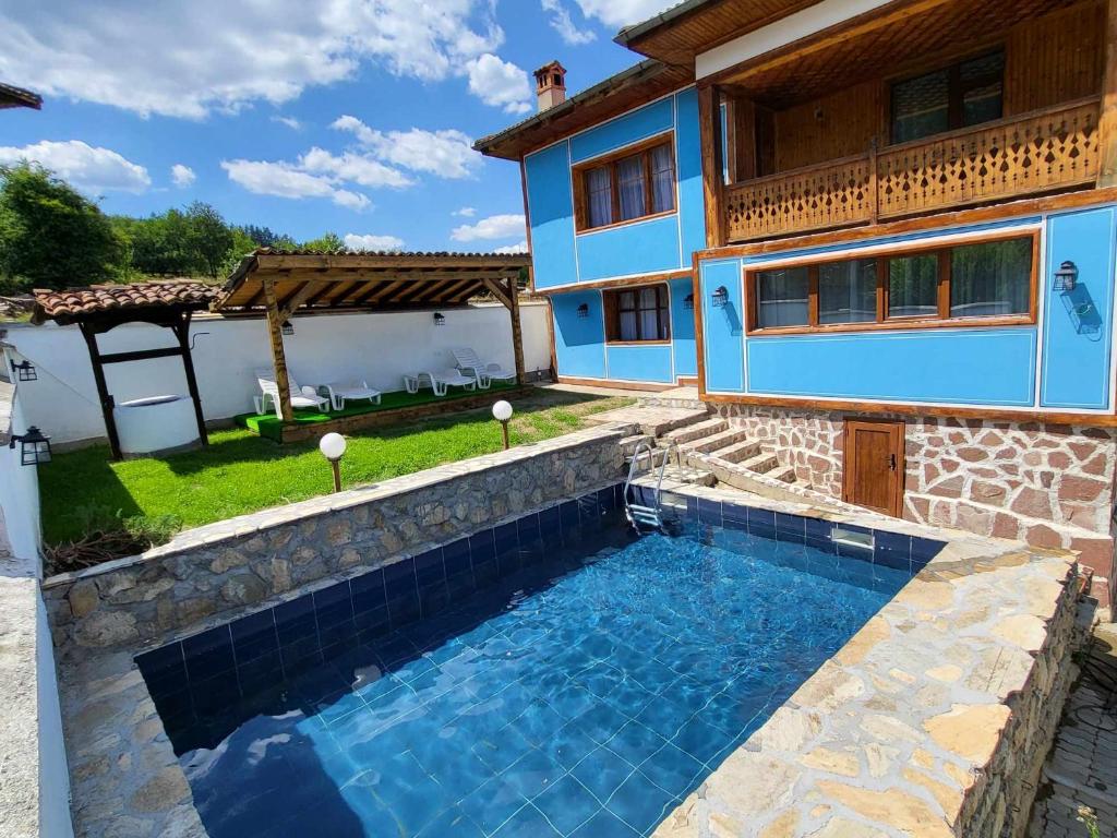 Bazén v ubytování OldHouse nebo v jeho okolí