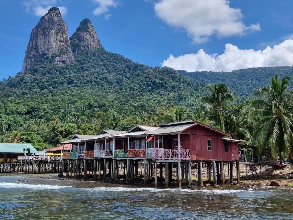 un groupe de maisons sur une jetée sur la plage dans l'établissement Mukut Seaview, à l'Île Tioman