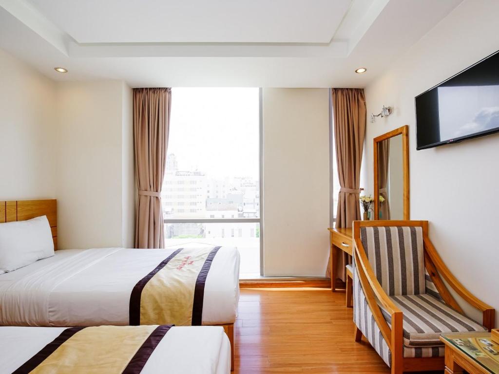 Postel nebo postele na pokoji v ubytování Nhat Linh Hotel & Suites Da Nang