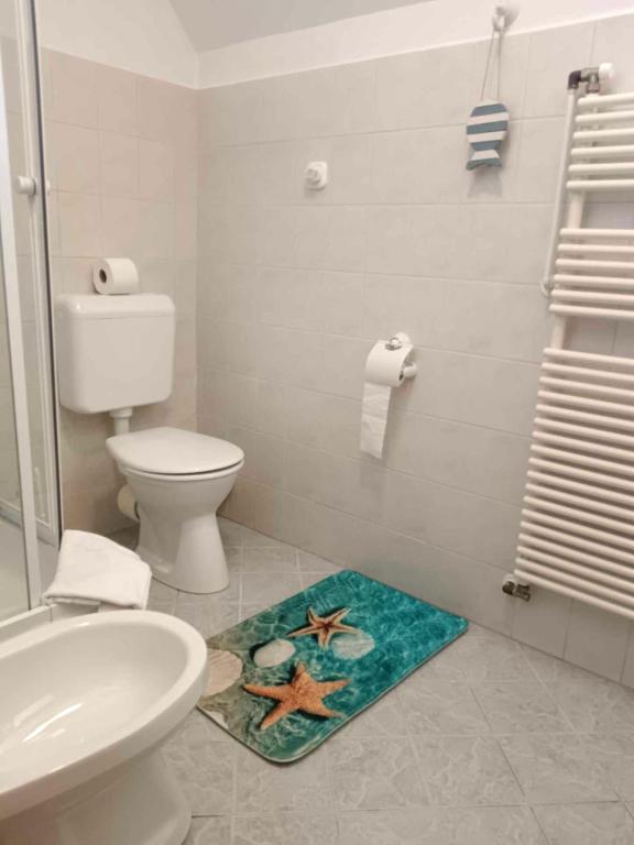 Łazienka w obiekcie Emese Apartman Cserszegtomaj