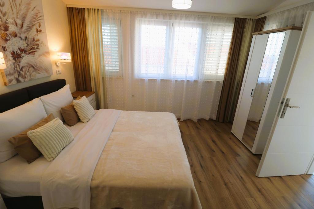 Postel nebo postele na pokoji v ubytování Apartmani Bilokapić Primošten