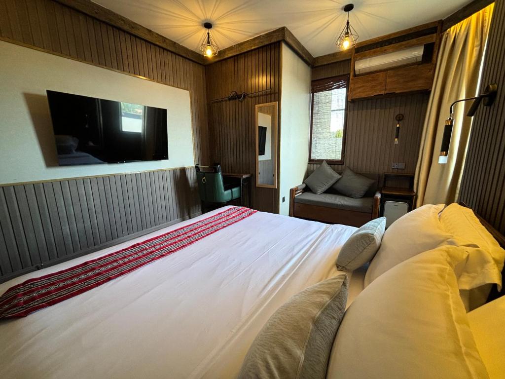 Postel nebo postele na pokoji v ubytování Shalom Suites