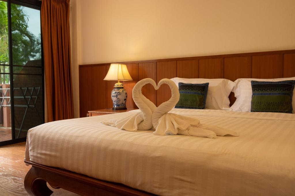 Postel nebo postele na pokoji v ubytování Sailom Resort Bangsaphan