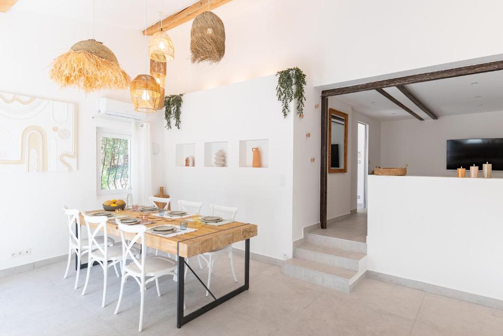 une salle à manger avec une table et des chaises en bois dans l'établissement Villa Nature Argelès sur Mer, à Argelès-sur-Mer