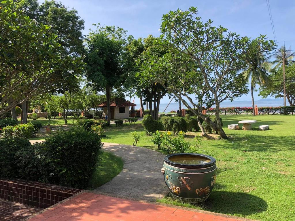 Zahrada ubytování Sailom Resort Bangsaphan