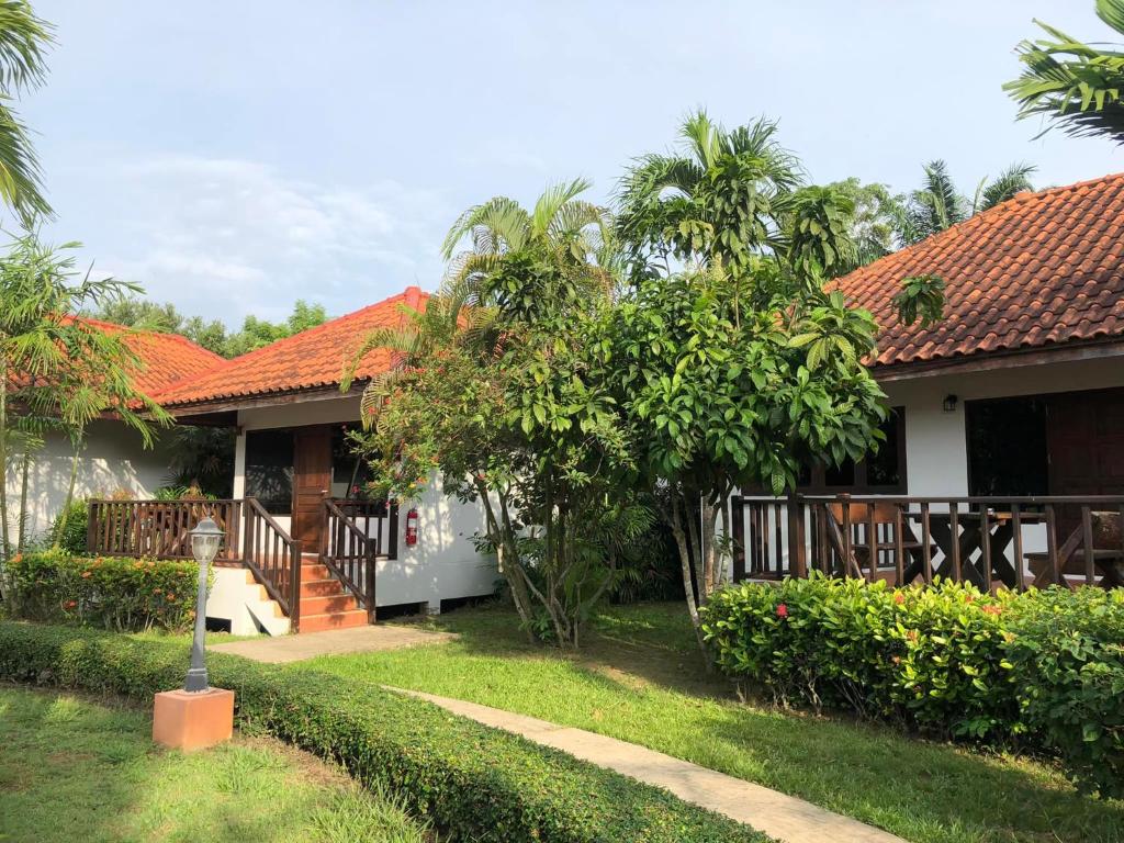 Zahrada ubytování Sailom Resort Bangsaphan