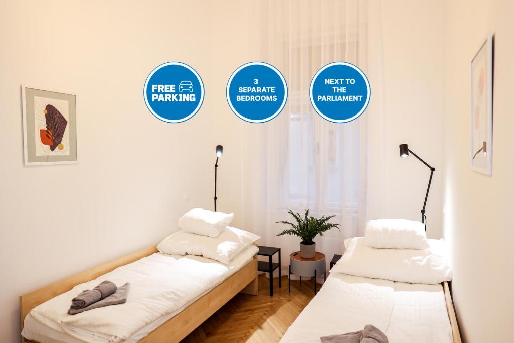 Free Parking - Central 3 bedroom apartment for 6 guests - AC, Wi-Fi, Self check in-out, Professional hosts 1055 Budapest, 15 Szent István körút kép - 1