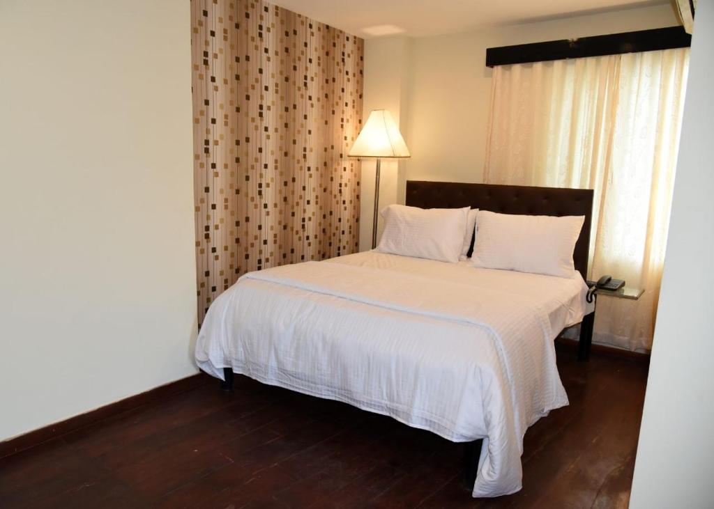 Postel nebo postele na pokoji v ubytování Creek Hotel - Panaji