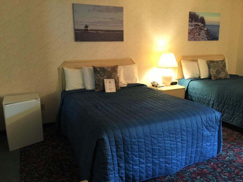 Postel nebo postele na pokoji v ubytování Cedar Motor Inn