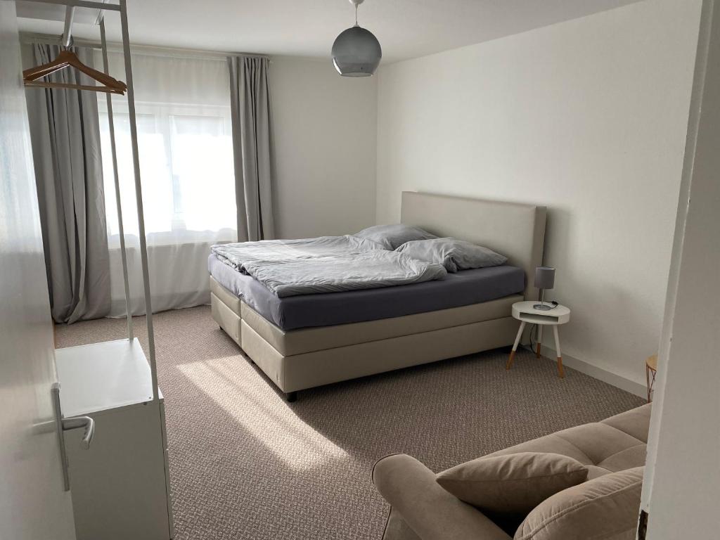 En eller flere senge i et værelse på Ferienwohnung Feucht OG NATURNAH Parkplatz WLAN