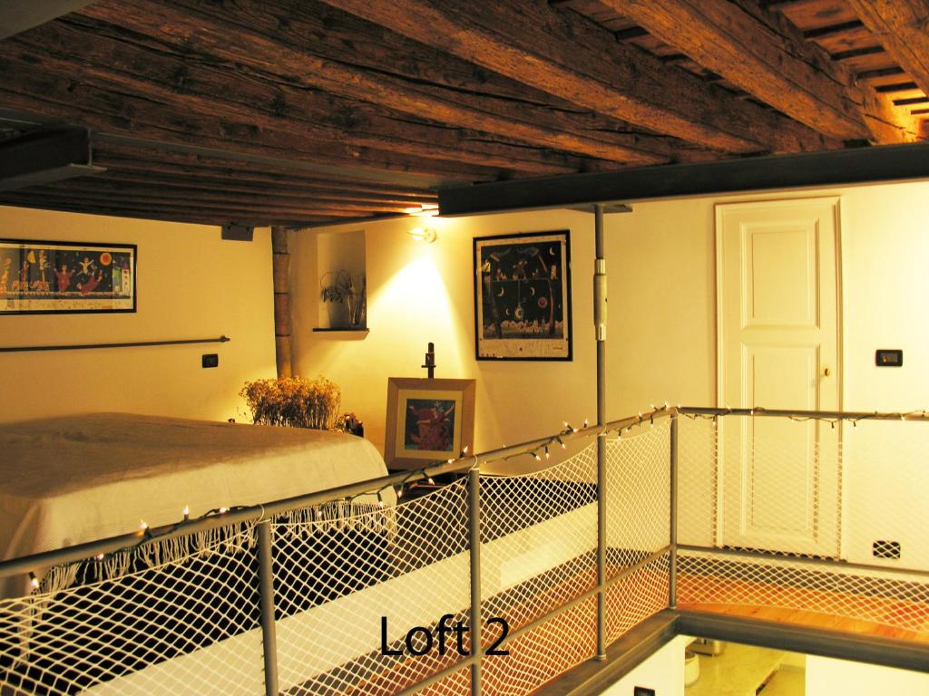 - une chambre avec un lit et une clôture dans l'établissement Loft in San Lorenzo, à Gênes
