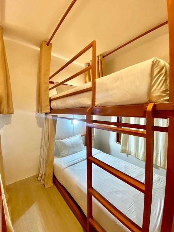 Postel nebo postele na pokoji v ubytování Ubox Samui Hostel - Chaweng beach