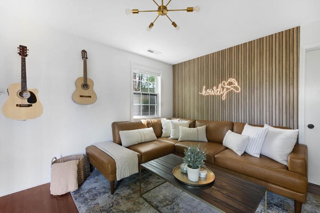 Khu vực ghế ngồi tại Songbird Bungalow - Cozy & Centrally Located