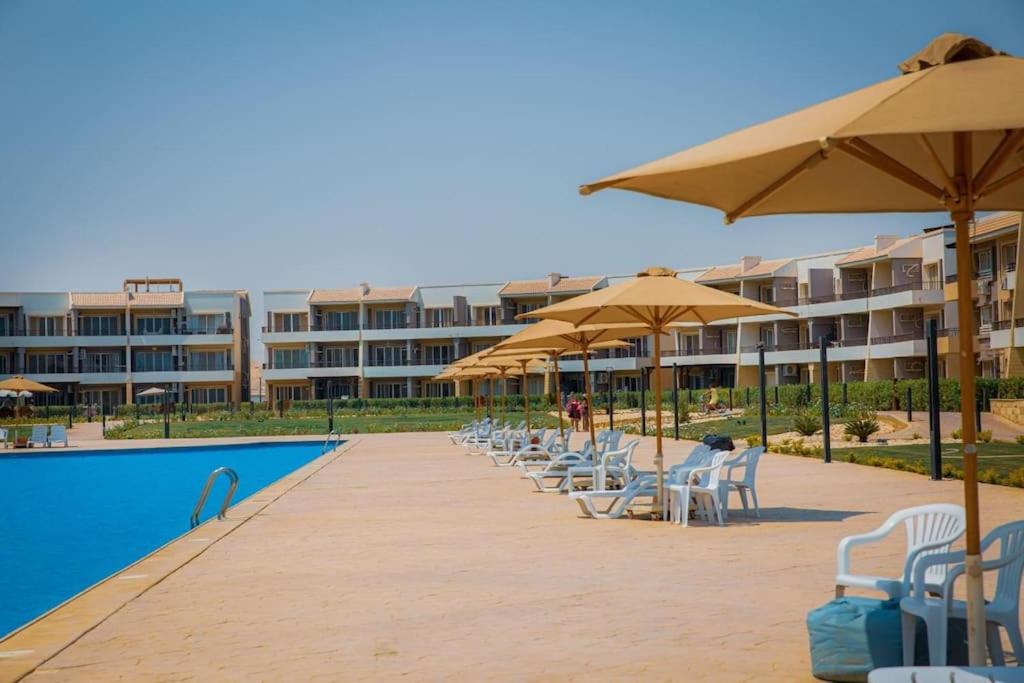 Bazén v ubytování Chalet in Ain Sokhna Murano, Egypt nebo v jeho okolí