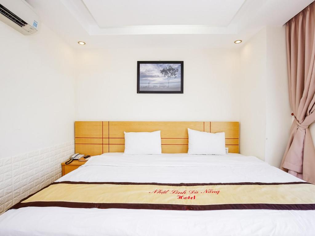 Postel nebo postele na pokoji v ubytování Nhat Linh Hotel & Suites Da Nang