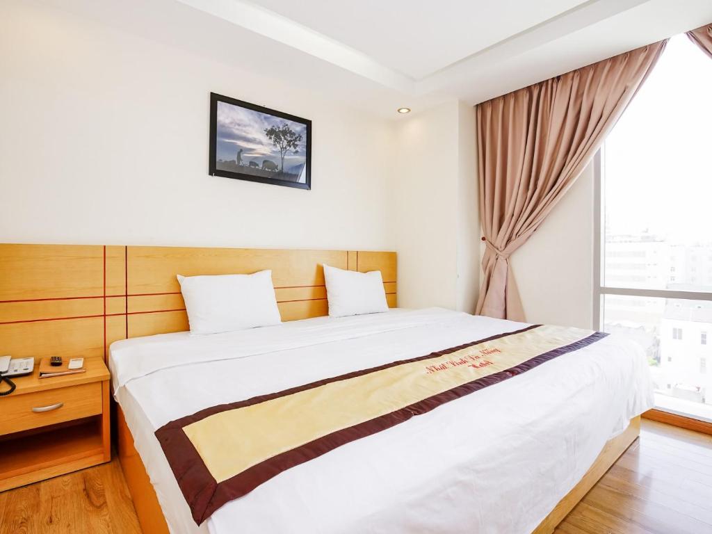 Postel nebo postele na pokoji v ubytování Nhat Linh Hotel & Suites Da Nang