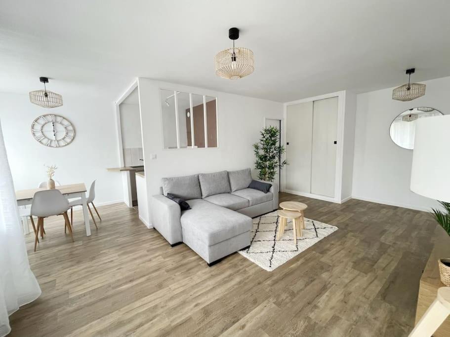 un salon avec un canapé et une table dans l'établissement T2 plein centre avec stationnement, à Bourgoin-Jallieu