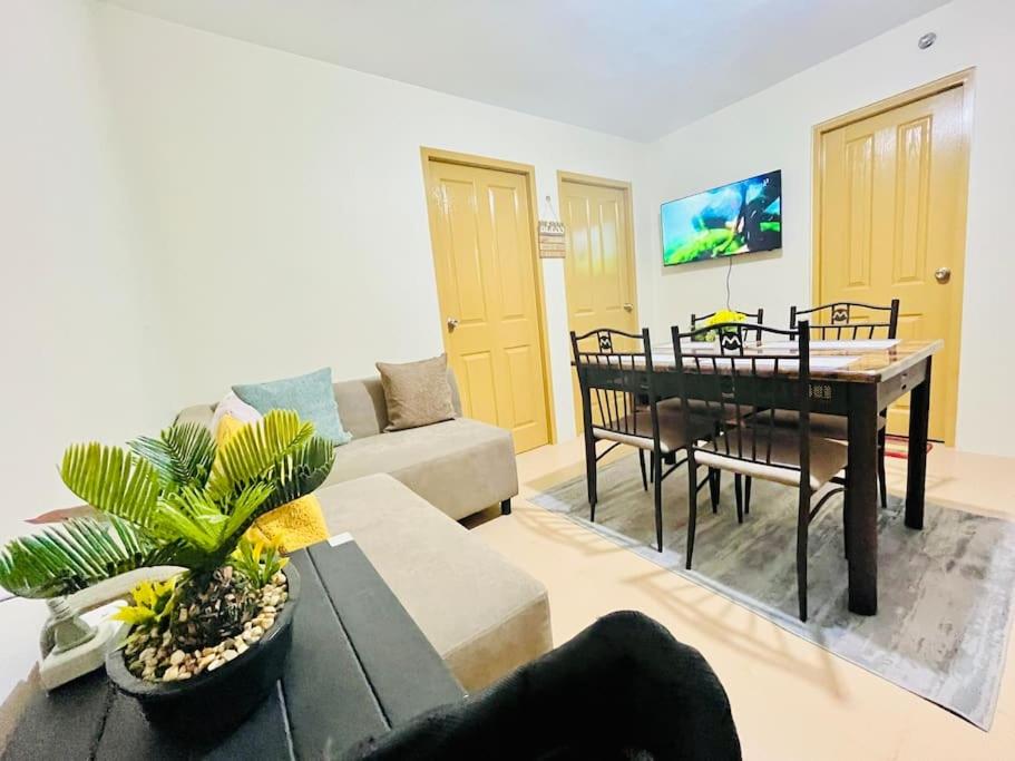 una sala de estar con un sofá y una mesa en Maltuae Condotel, en Davao City